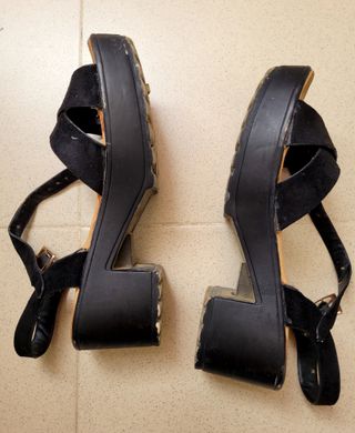 SANDALIAS DE MEDIO TACÓN NEGRAS.