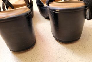 SANDALIAS DE MEDIO TACÓN NEGRAS.