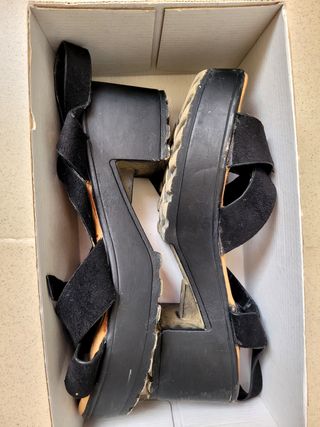 SANDALIAS DE MEDIO TACÓN NEGRAS.