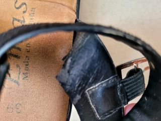 SANDALIAS DE MEDIO TACÓN NEGRAS.