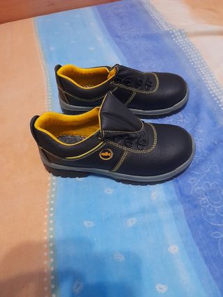 Zapatos de seguridad nuevos