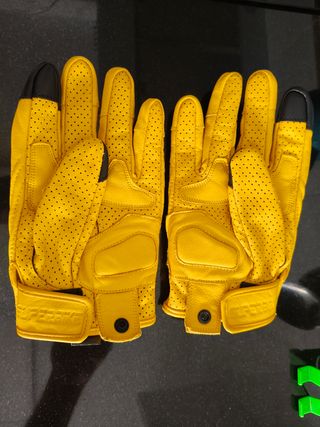 Guantes de moto amarillos perforados