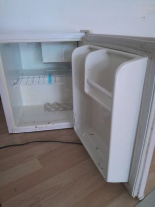 Nevera pequeña blanca