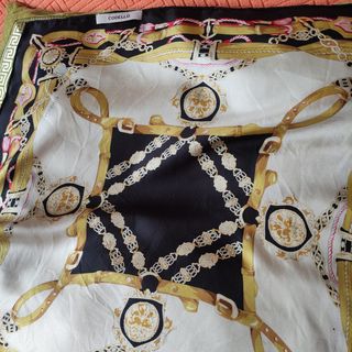 Pañuelo Codello con diseño de cadenas y cinturones