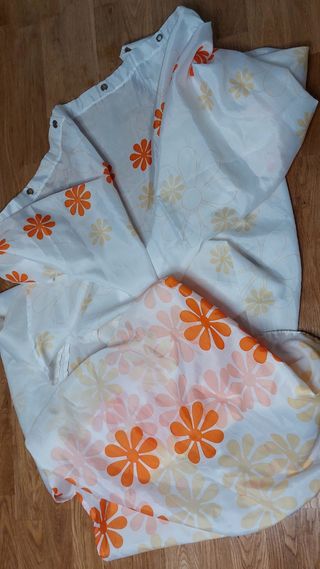 Cortina de ducha con flores naranjas y amarillas