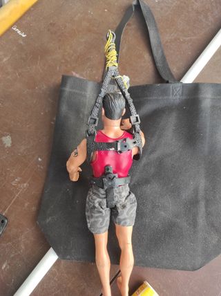 Muñeco Action Man con arnés