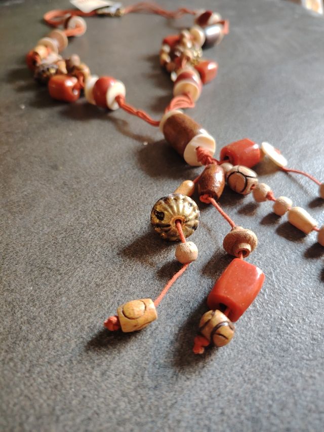 Collana Naturalia con perle in legno e arancio