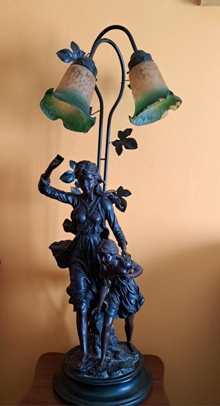 Lámpara de mesa con figura de mujer