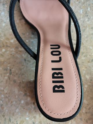 Sandalias Bibi Lou Negras con Lazos Brillantes