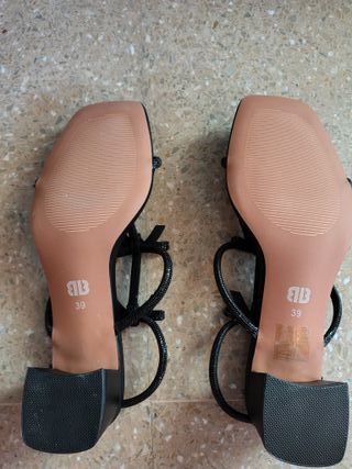 Sandalias Bibi Lou Negras con Lazos Brillantes