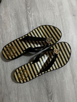Chanclas Guess Rayas Doradas y Negras