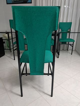 6 sedie con rivestimento in color verde .