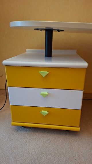 Scrivania con cassetti gialli e bianchi/da smontar