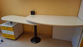 Scrivania con cassetti gialli e bianchi/da smontar
