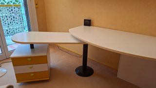 Scrivania con cassetti gialli e bianchi/da smontar