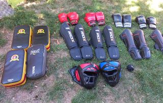Lote Boxeo/Kick Boxing: Guantes, Casco, Espiniller