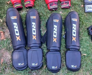 Lote Boxeo/Kick Boxing: Guantes, Casco, Espiniller