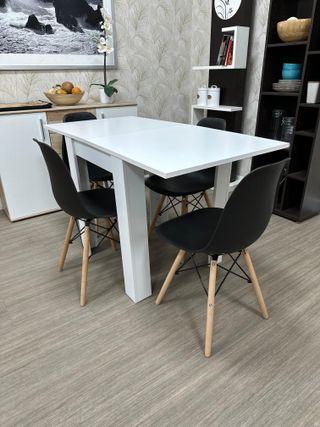 Mesa Comedor Extensible Blanca + 4 Sillas Negras