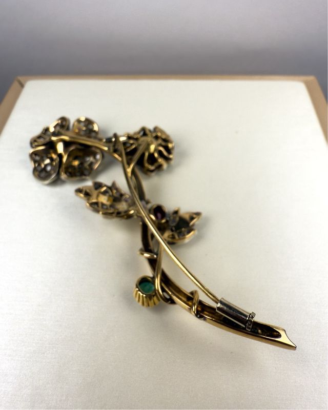 Broche vintage flor oro diamantes esmeralda rubí