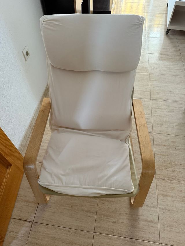 Sillón mecedora beige y blanco