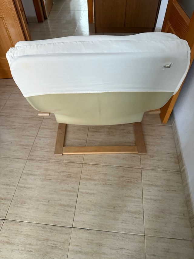 Sillón mecedora beige y blanco