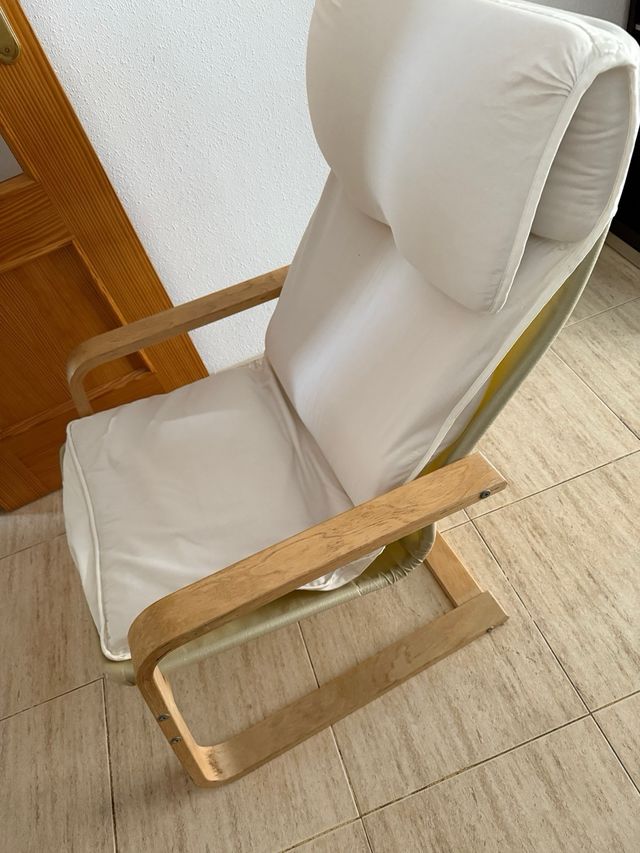 Sillón mecedora beige y blanco