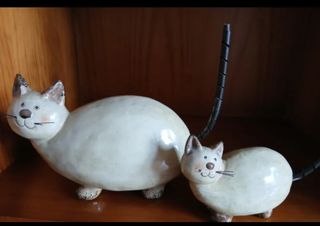 Figure decorative in ceramica a forma di gatto