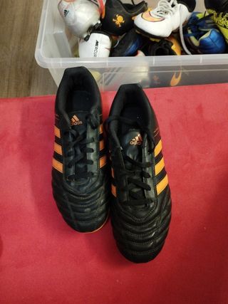 Scarpe da calcio Adidas nere e arancioni