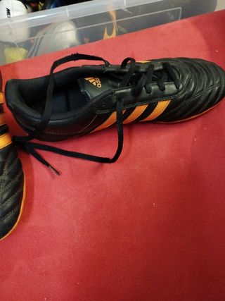 Scarpe da calcio Adidas nere e arancioni