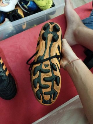 Scarpe da calcio Adidas nere e arancioni