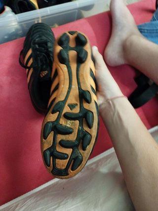 Scarpe da calcio Adidas nere e arancioni