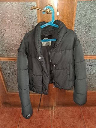 Cazadora acolchada Bershka negra