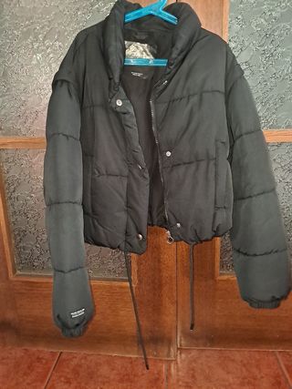 Cazadora acolchada Bershka negra
