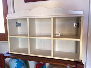 Estantería de madera blanca