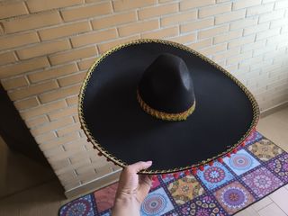 Sombrero Mexicano Negro con Adornos Rojos