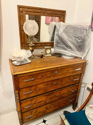 Cómoda antigua de madera maciza