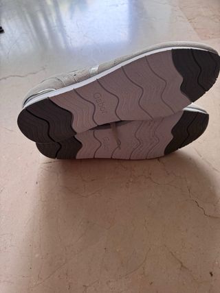 Zapatos de mujer beige y plateados