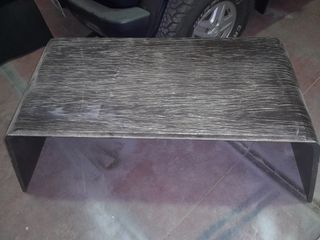 Mesa de madera oscura