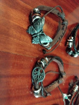 Pulseras de cuero diseños variados 