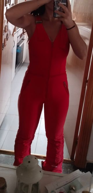 Mono de esquí rojo