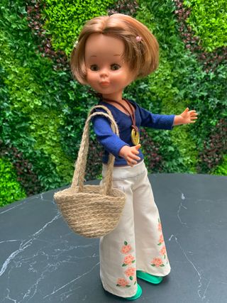 Nancy con bolso de rafia y pantalón floral