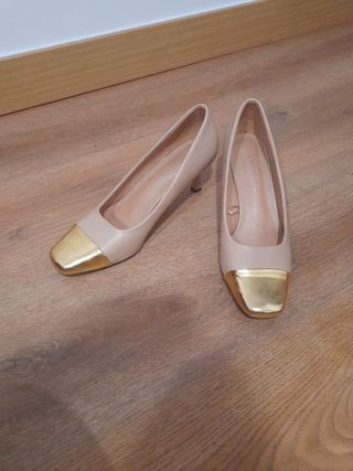 Tacones Beige y Dorados