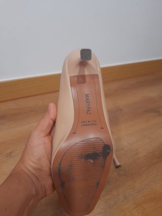 Tacones Beige y Dorados
