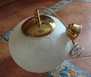 Lámpara colgante dorada y cristal