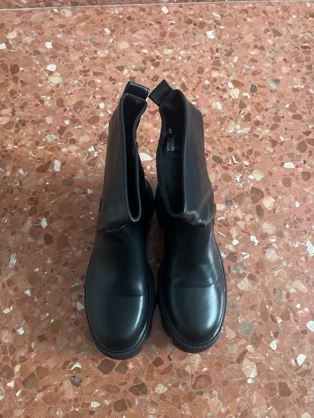 Botines negros efecto cuero