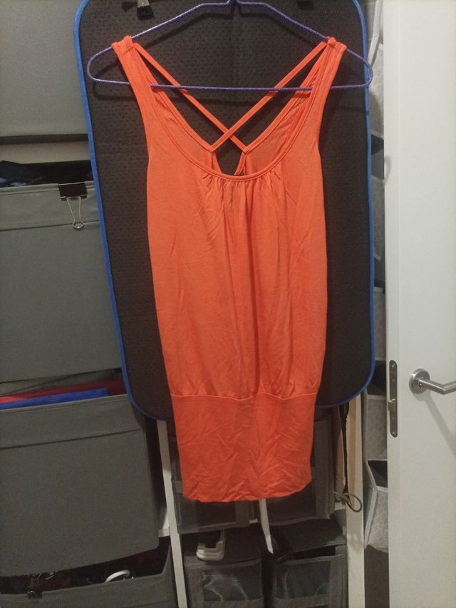 Camiseta naranja con tirantes cruzados