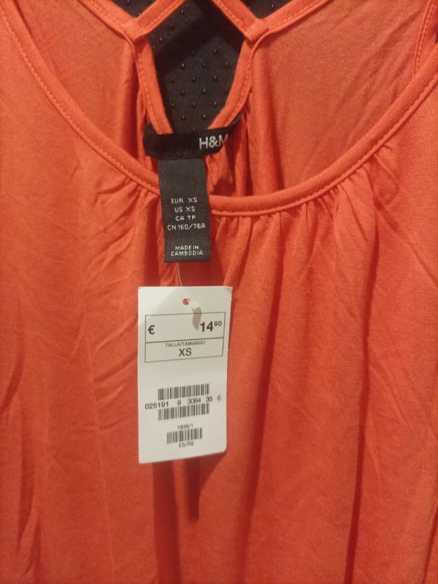 Camiseta naranja con tirantes cruzados