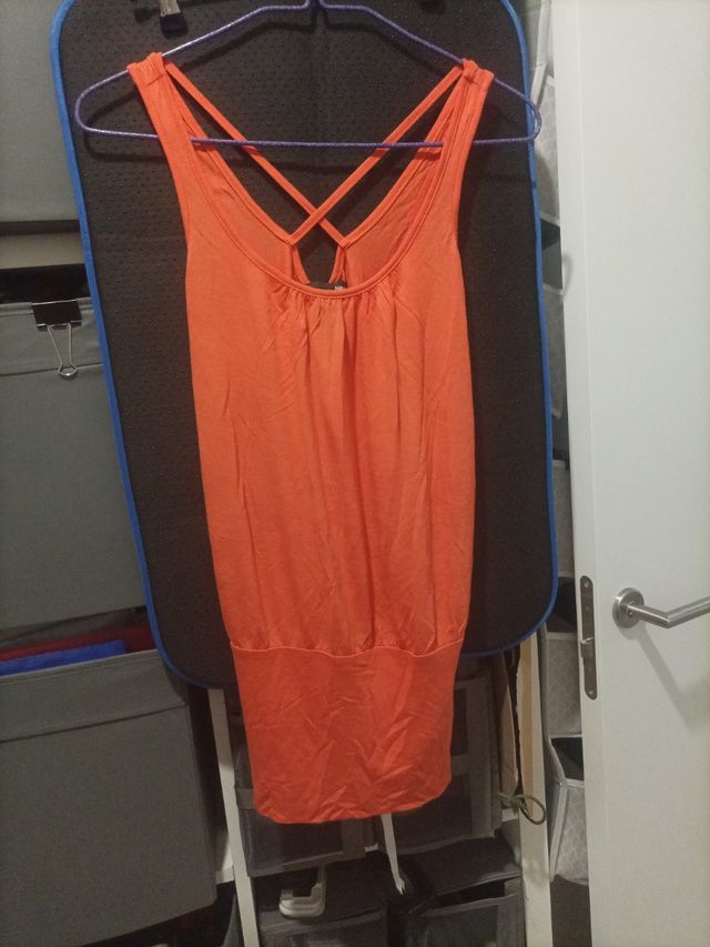Camiseta naranja con tirantes cruzados