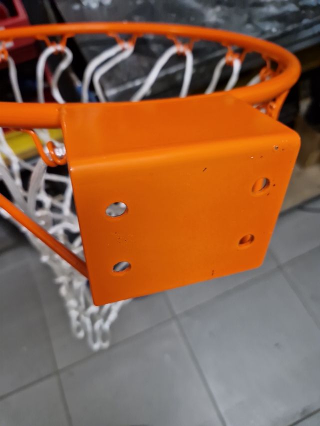 Canestro da basket arancione con retina