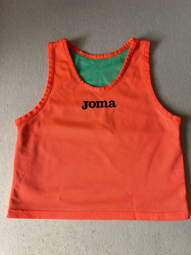 Peto Joma reversible naranja y verde.